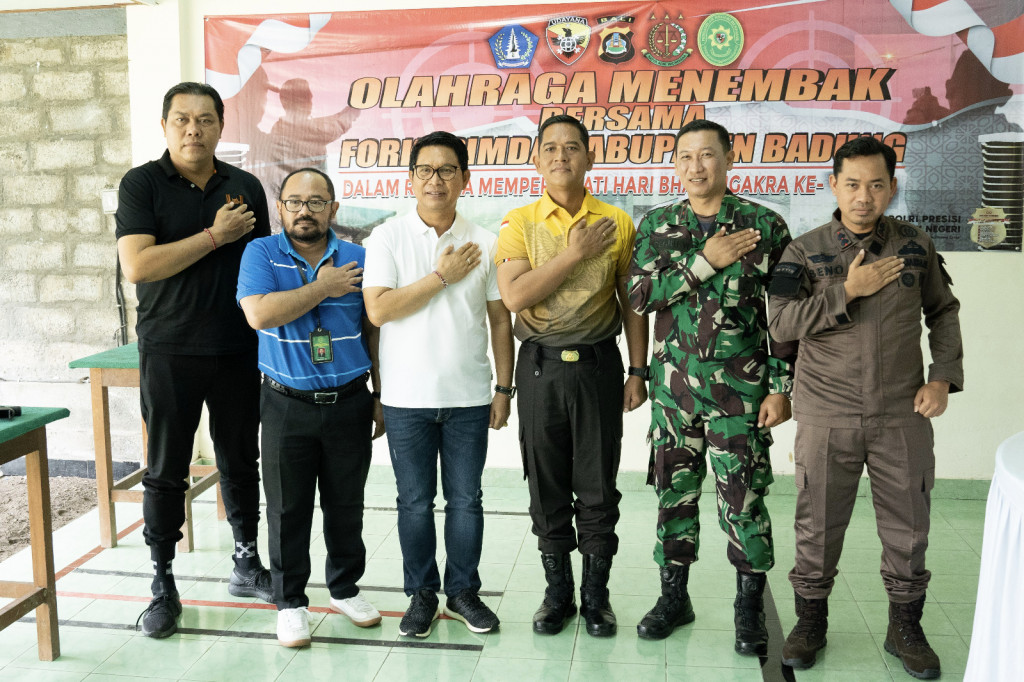Sekda Adi Arnawa Hadiri Latihan Menembak di Lapangan Tembak Sembung, Mengwi
